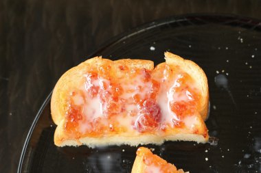 Ekmek, tereyağı ve çilek reçeli