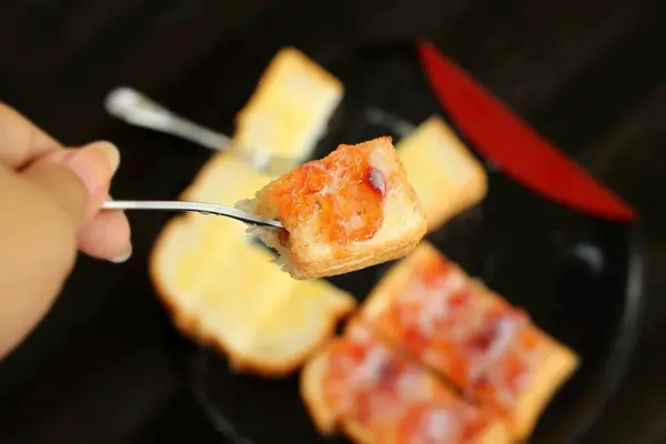 Chleba, masła i dżemu truskawkowego — Zdjęcie stockowe