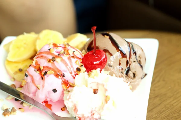 Eismischung Schokolade Erdbeere und Banane, Kirschfrüchte — Stockfoto