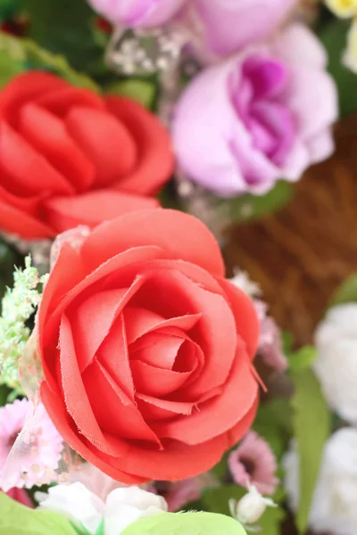 कृत्रिम फूलों के सुंदर विंटेज गुलाब — स्टॉक फ़ोटो, इमेज