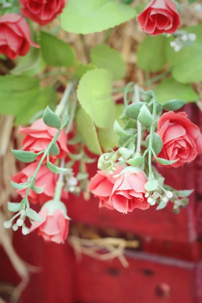 Schöne alte Rosen mit künstlichen Blumen — Stockfoto