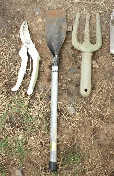 Schaufel und Gabel für Gartenarbeit auf Bodengrund — Stockfoto