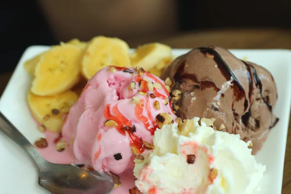 Keverjük össze Ice cream csokoládé eper, banán, cseresznye gyümölcs — Stock Fotó