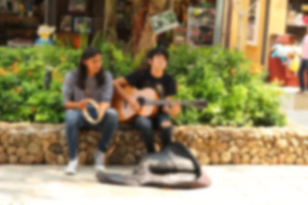 Unscharfes Gitarrespielen im Park — Stockfoto
