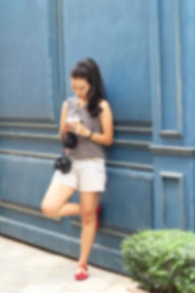 Borrosa usando una cámara en el parque —  Fotos de Stock