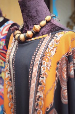 renkli boncuklar ve kolye