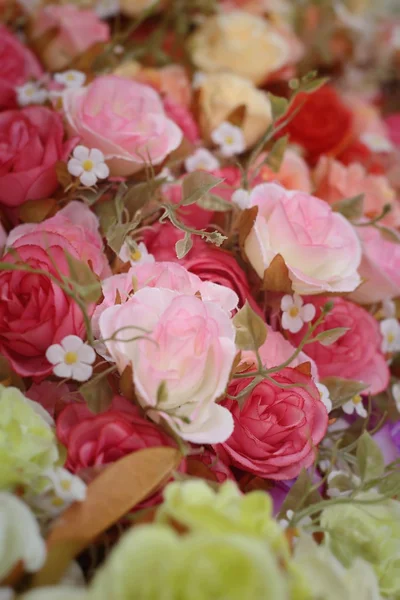 Όμορφη από τριαντάφυλλο τεχνητά λουλούδια — Φωτογραφία Αρχείου