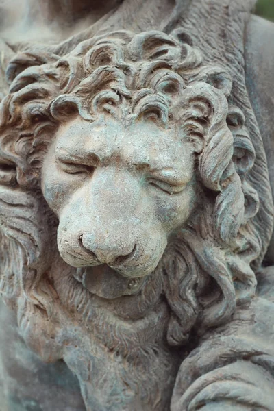 Lion sculptures spraying water on wall background — Stock Photo, Image