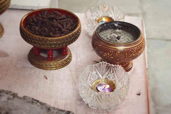 Cones de incenso grupos marrons aromáticos — Fotografia de Stock