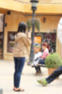 parkta akıllı telefon kullanarak