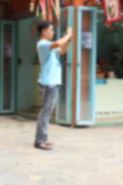 parkta akıllı telefon kullanarak