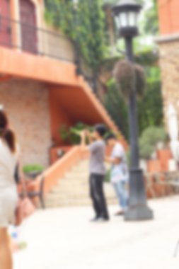 parkta akıllı telefon kullanarak