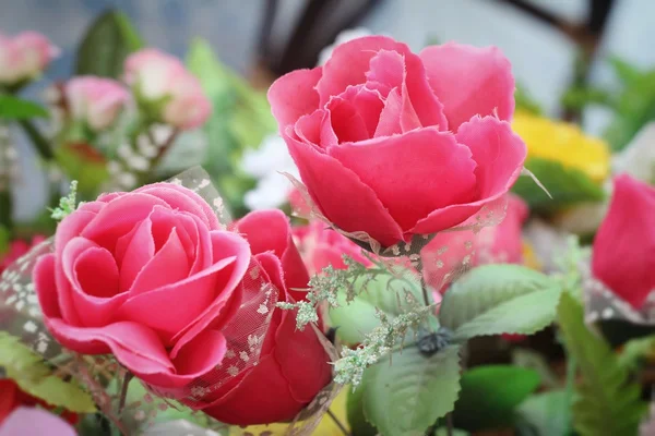 Όμορφα τριαντάφυλλα εκλεκτής ποιότητας των τεχνητών λουλουδιών — Φωτογραφία Αρχείου