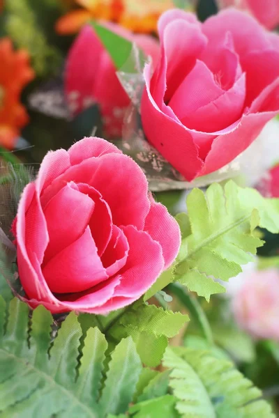 Hermosas rosas vintage de flores artificiales — Foto de Stock