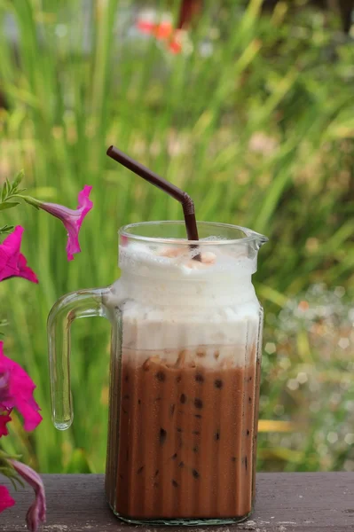 Chocolate helado y leche en vaso — Foto de Stock