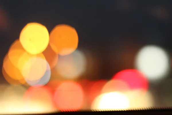 Brouillé de voiture dans la ville la nuit — Photo