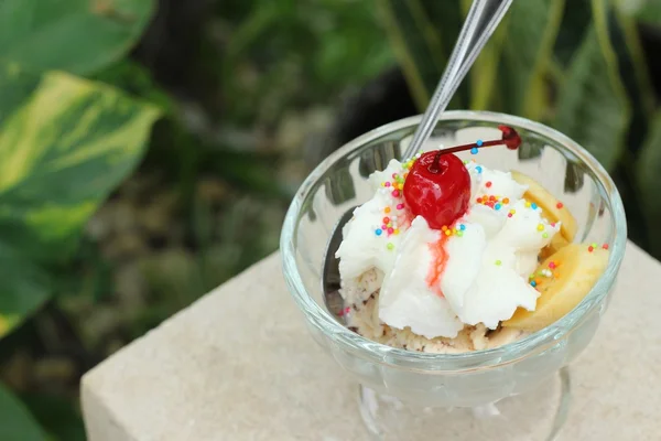 Ice cream blanda choklad jordgubbar och bananer, körsbär frukt — Stockfoto