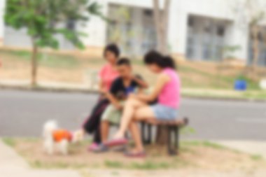 Parkta yürüyen insanların bulanıklığı