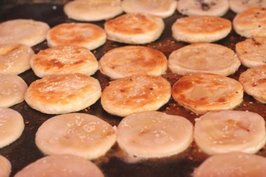 Tayland tatlı, mix un, Hindistan cevizi ve sonra kızarmış.