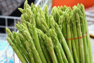 Markette taze yeşil kuşkonmaz demet