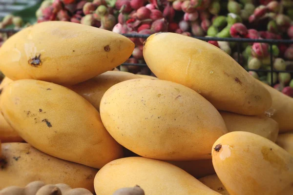 Mango fruit at the market — Stock Photo, Image