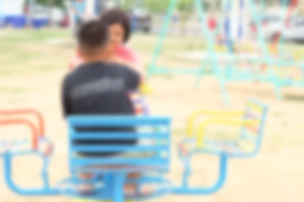 Blurred des gens qui jouent dans le parc — Photo