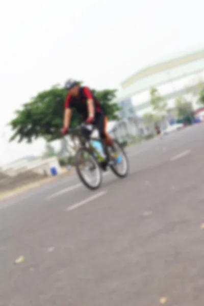 Ciclistas borrosos en el parque . — Foto de Stock