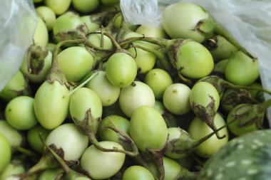 Pazar taze patlıcan