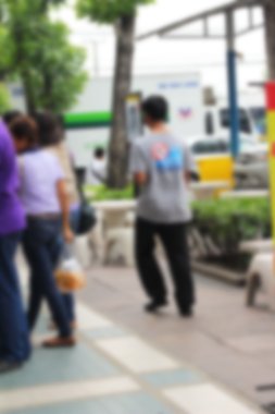 Parkta yürüyen insanların bulanıklığı