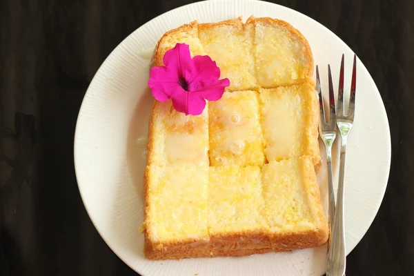 Brot, Butter, garnierte Milch mit leckeren. — Stockfoto