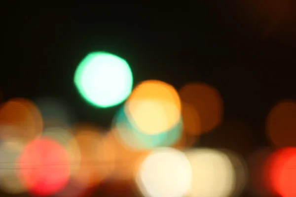 Размытый автомобиль в городе ночью — стоковое фото