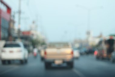 Yoldaki araba bulanık.