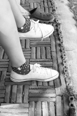 bacaklar ile beyaz spor ayakkabı giydi.