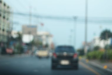 Yoldaki araba bulanık.