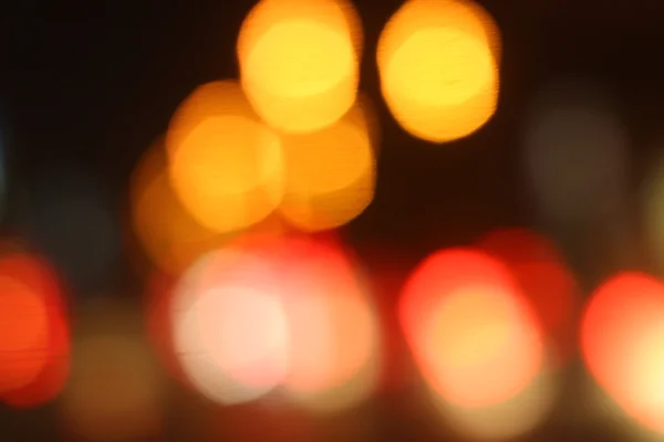 Embaçado de carro na cidade à noite — Fotografia de Stock