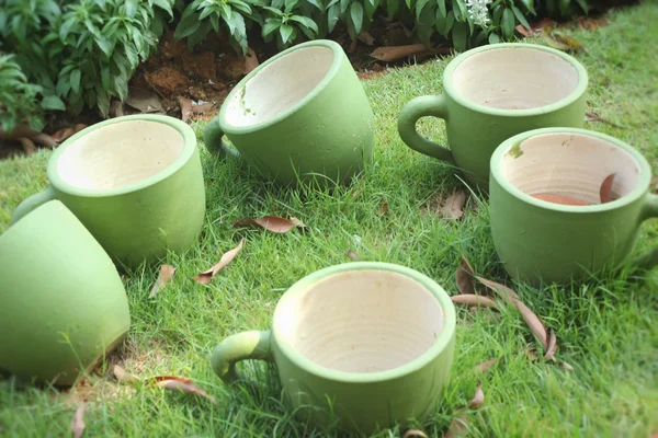 Tasse de thé poterie dans le jardin — Photo