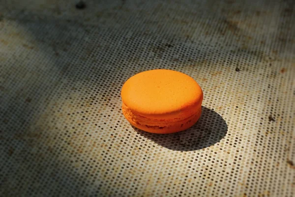 Franska macaroons orange läckra tilltugg. — Stockfoto