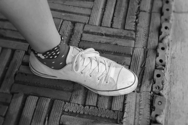 Piernas con zapatillas blancas . — Foto de Stock