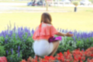 Bulanık bir çiçek bahçesi kadında