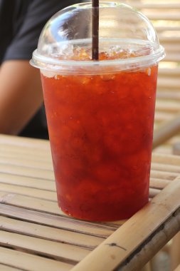 Limonlu çay içmek için buz küpleri ile