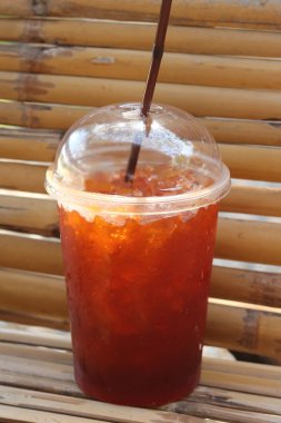 Limonlu çay içmek için buz küpleri ile