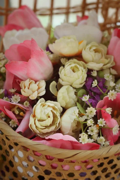 Прекрасные винтажные розы искусственных цветов — стоковое фото
