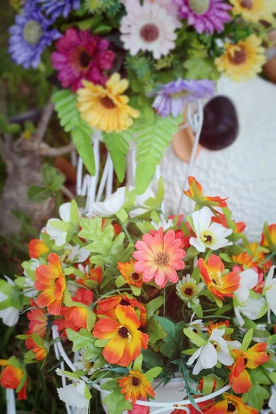 Hermosa gerbera vintage de flores artificiales — Foto de Stock
