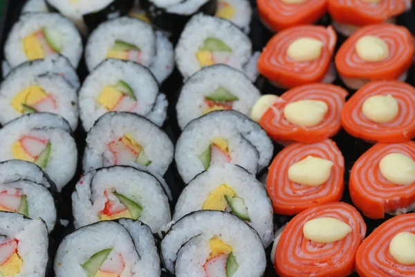 Sushi japonés tradicional delicioso - comida japonesa —  Fotos de Stock