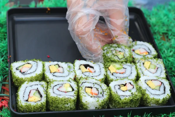 Fazendo sushi japonês tradicional - comida japonesa — Fotografia de Stock
