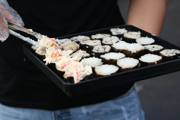 Fazendo sushi japonês tradicional - comida japonesa — Fotografia de Stock