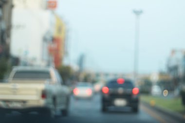 Yoldaki araba bulanık.