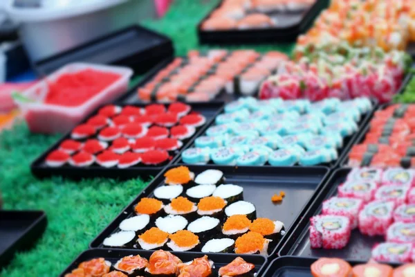 Sushi japonês tradicional delicioso - comida japonesa — Fotografia de Stock