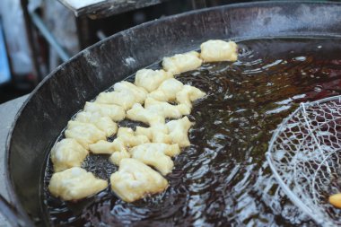 Derin yağda kızartılmış hamur sopa tavada