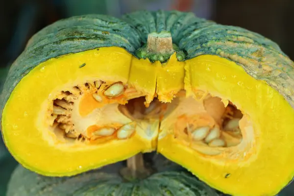 Zucca gialla fresca sul mercato — Foto Stock